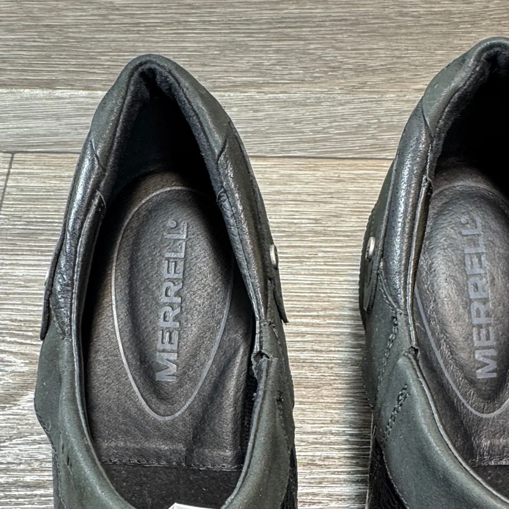 Merrell Black Leather shoes with Studded Detail woman’s 9.5 (s202)